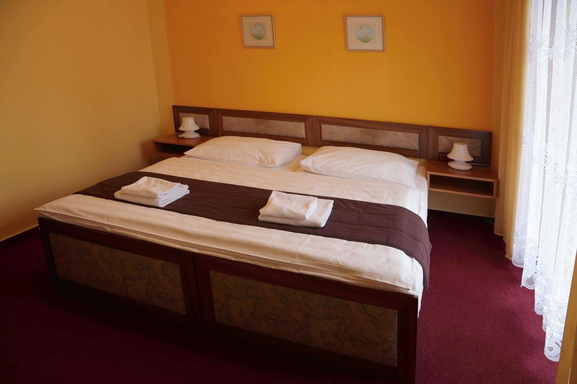 Resort Hotel Zvikov Zvikovske Podhradi Luaran gambar